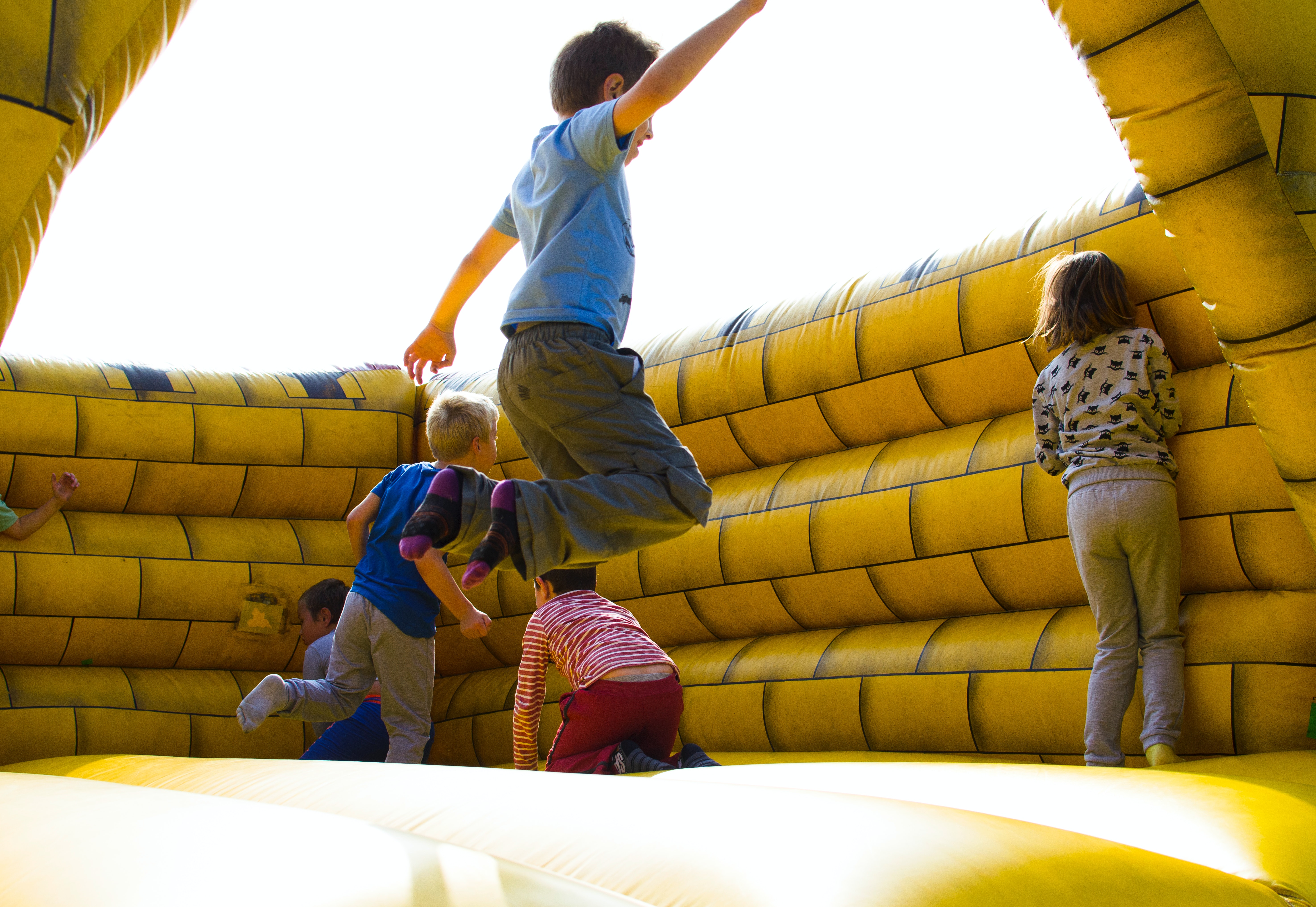 05_image of kids playing in garden