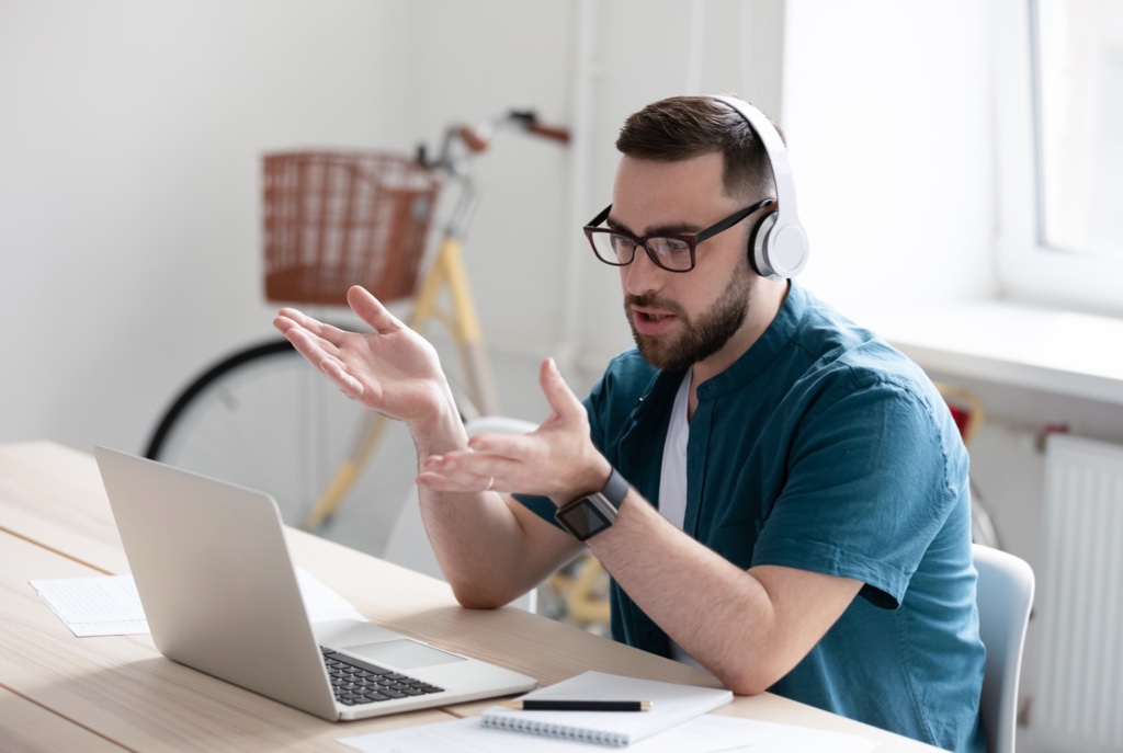 How to Manage a Vacation Rental Remotely: The 2022 Guide